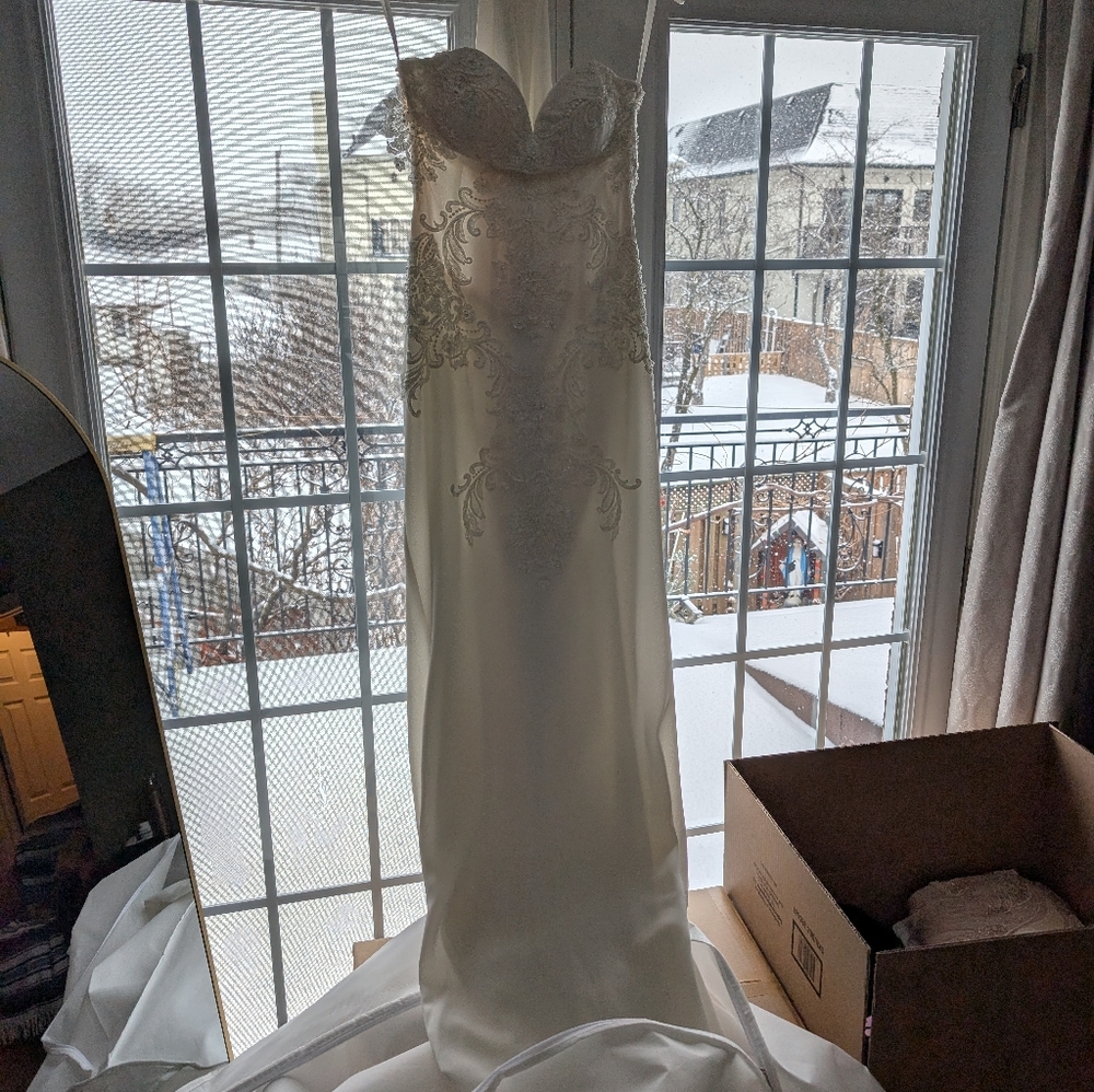 Elegant Wedding Dress for Sale – Brand New/Never Worn!